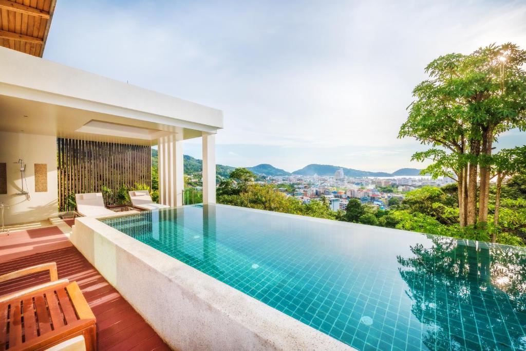 Der Swimmingpool an oder in der Nähe von Wyndham Sea Pearl Resort, Phuket - SHA Extra Plus