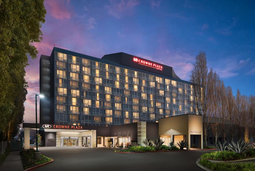 a rendering of the hampton inn suites durham at Crowne Plaza San Francisco Airport, an IHG Hotel in Burlingame