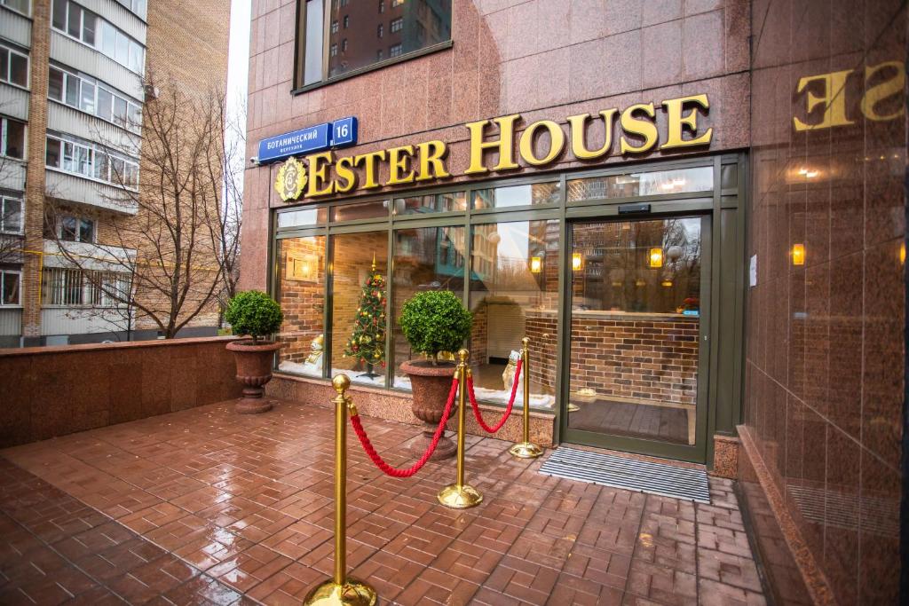 een winkel met een rode leiband ervoor bij Hostel Ester House in Moskou