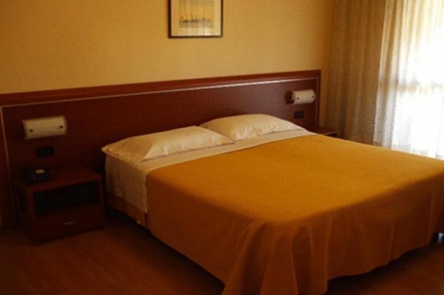 Łóżko lub łóżka w pokoju w obiekcie Hotel Derby