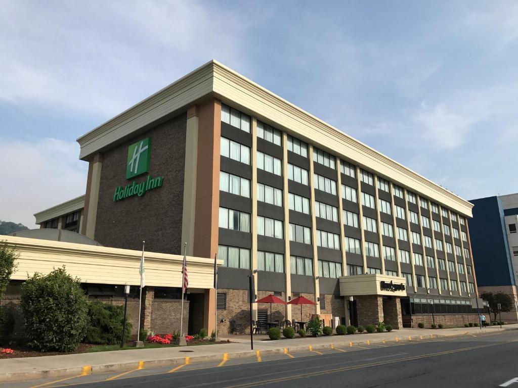 un gran edificio con un letrero verde. en Holiday Inn Johnstown-Downtown, an IHG Hotel en Johnstown