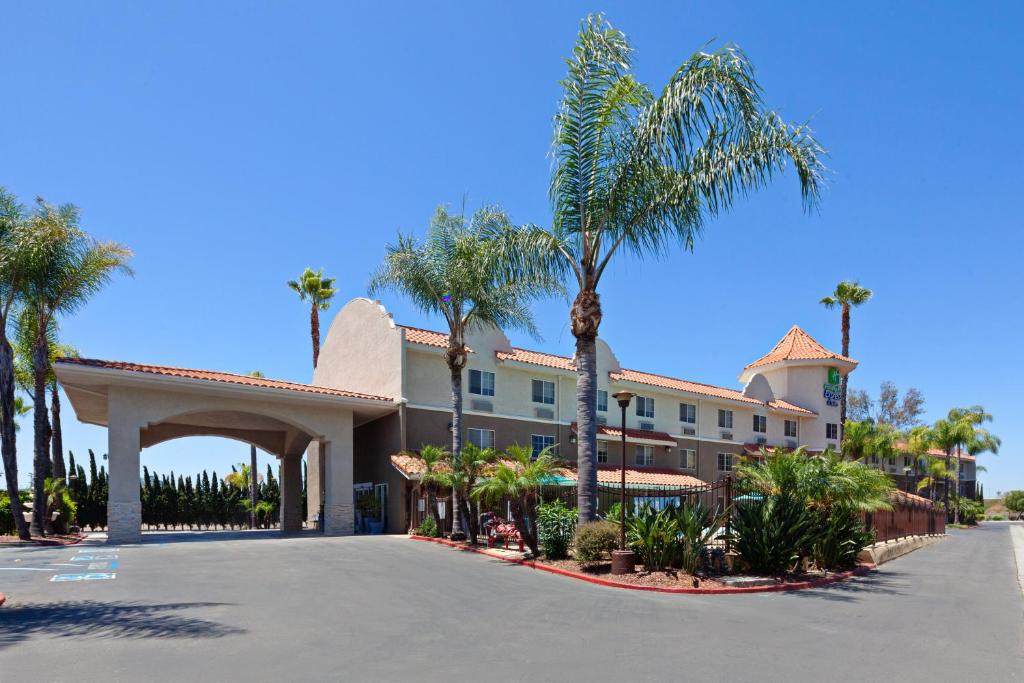 エスコンディードにあるHoliday Inn Express Hotel & Suites San Diego-Escondido, an IHG Hotelのヤシの木が目の前に広がるホテル