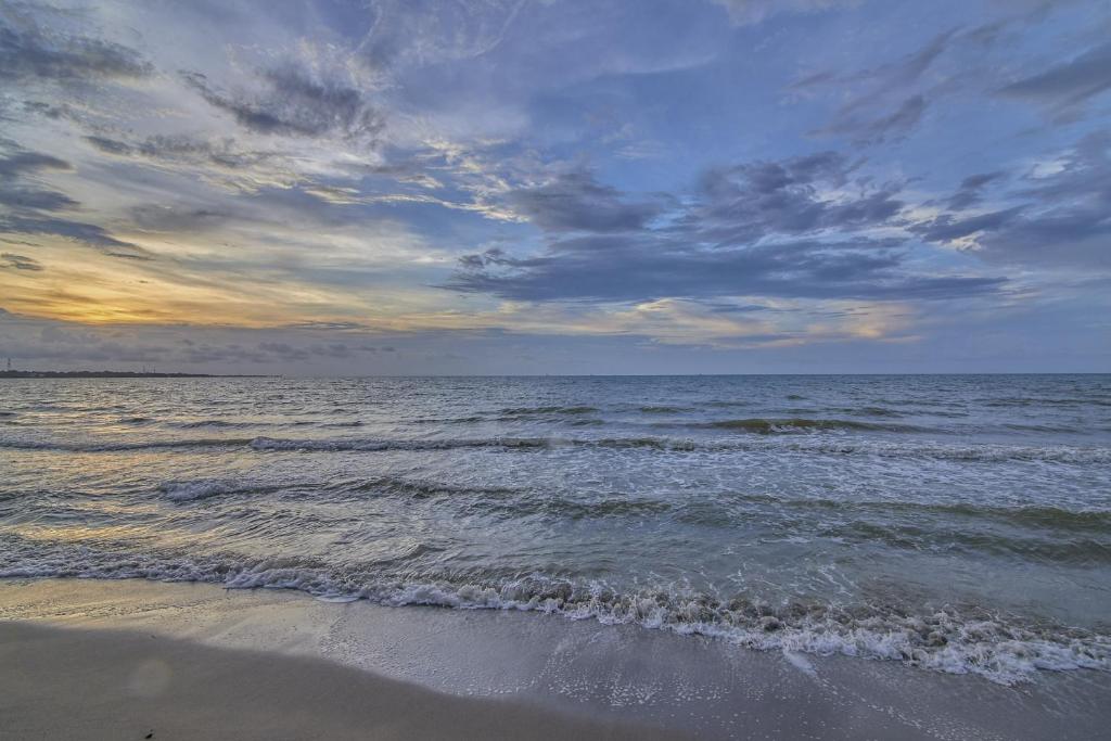 una playa con el océano y un cielo nublado en Cabaña Badelandia, en Coveñas