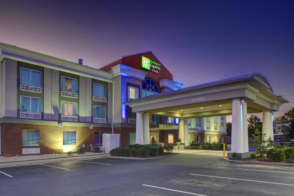 エンポリアにあるHoliday Inn Express Hotel & Suites Emporia, an IHG Hotelの駐車場にガソリンスタンドがあるホテル