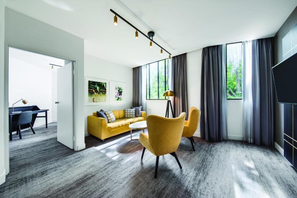 TV a/nebo společenská místnost v ubytování Vibe Hotel Sydney