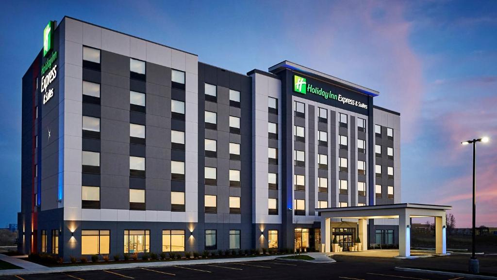 un grande edificio con un cartello illuminato di Holiday Inn Express & Suites - Brantford, an IHG Hotel a Brantford