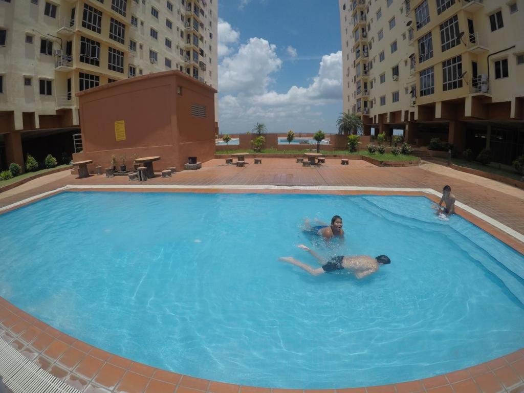 Πισίνα στο ή κοντά στο Homestay Kondo Mewah l/d kolam renang & playground di Kota Bharu