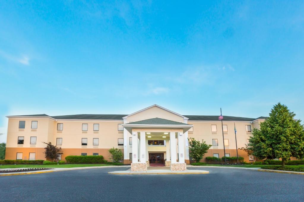 Holiday Inn Express & Suites Burlington - Mount Holly, an IHG Hotel