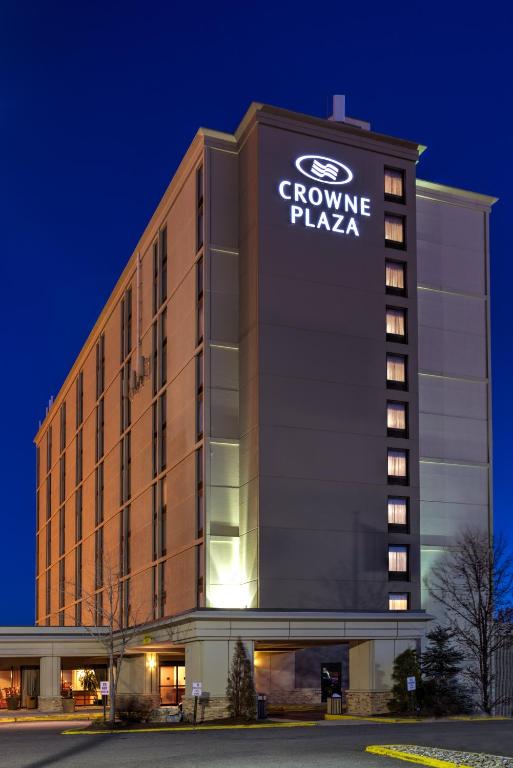 a building with a growlin pizza sign on it at Crowne Plaza Newark Airport by IHG in Elizabeth