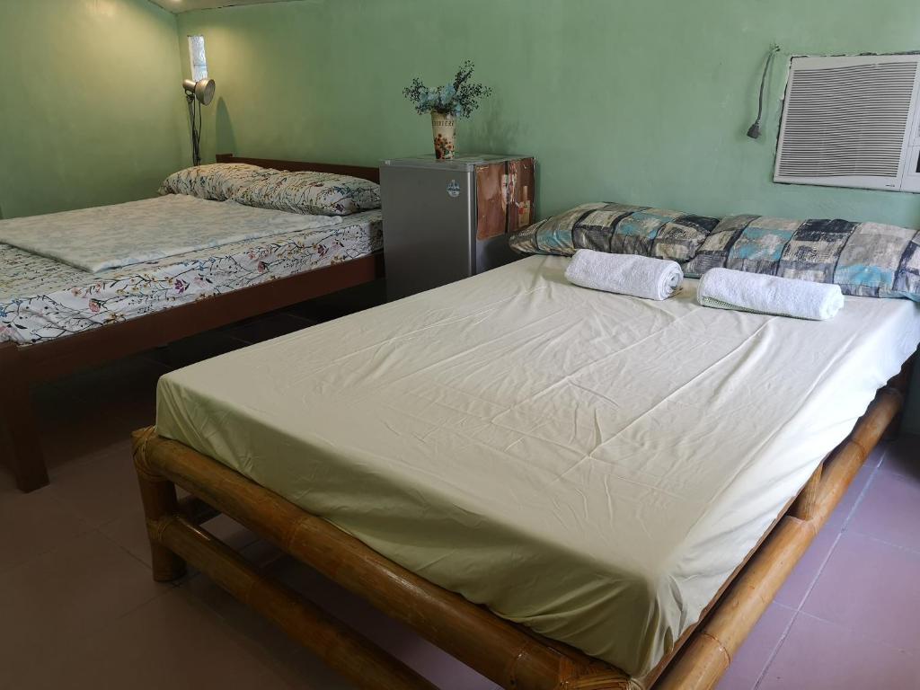 1 dormitorio con 2 camas en una habitación en Villa Catalina Bora Family Room Resort, en Aklan