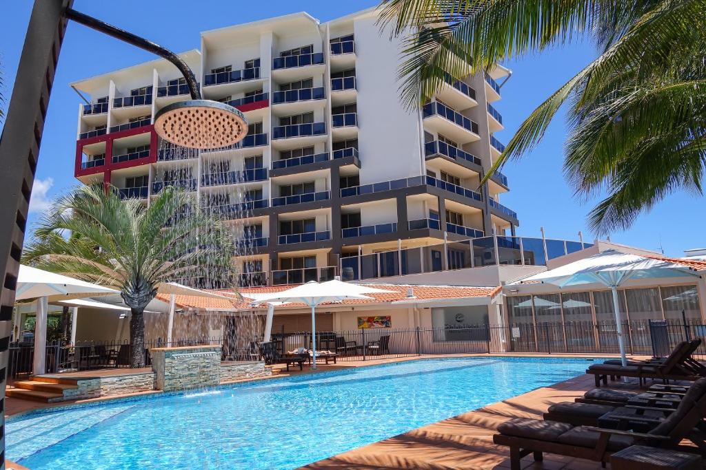 une piscine en face d'un hôtel dans l'établissement Mantra Mackay, à Mackay
