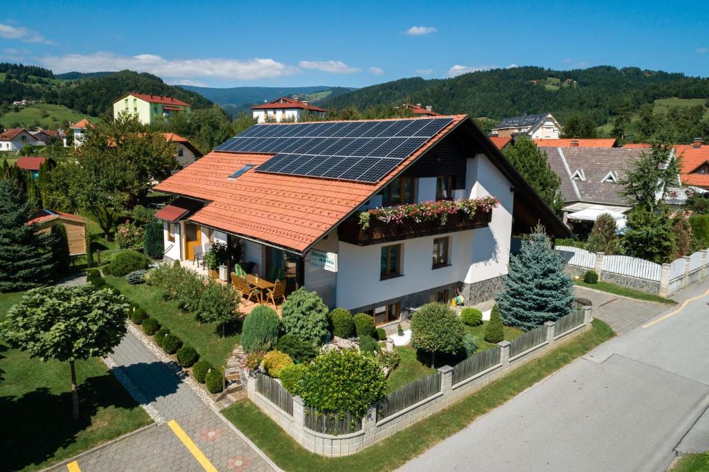 una casa con paneles solares en el techo en Zimzeleni Apartments, en Zreče