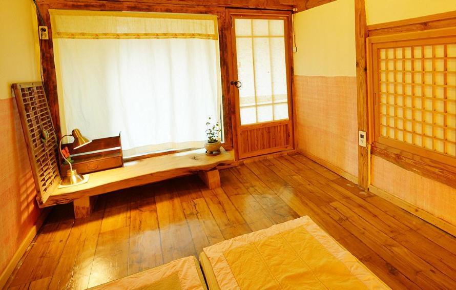 Postel nebo postele na pokoji v ubytování Hanok Story Guesthouse