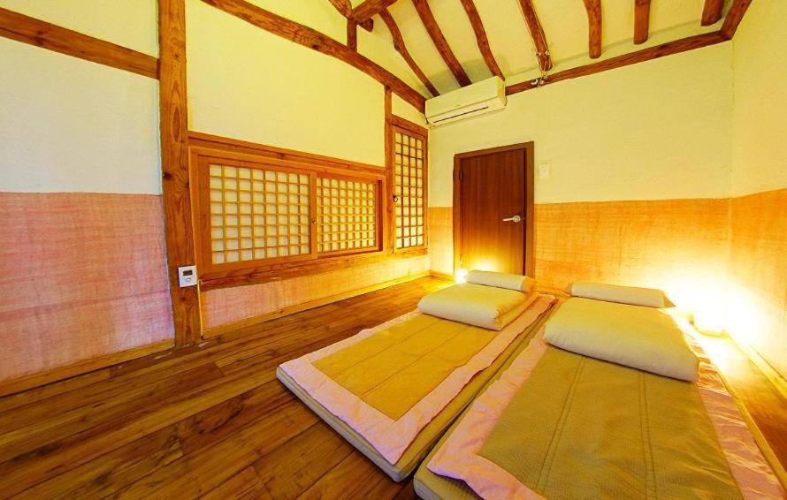 Postel nebo postele na pokoji v ubytování Hanok Story Guesthouse