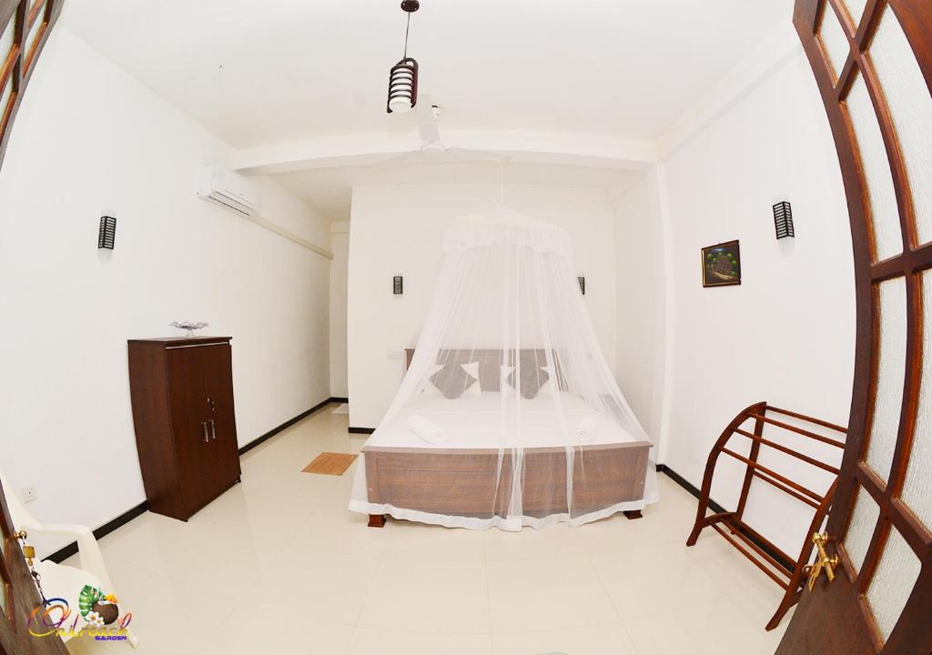 A bed or beds in a room at Leen Tangalle