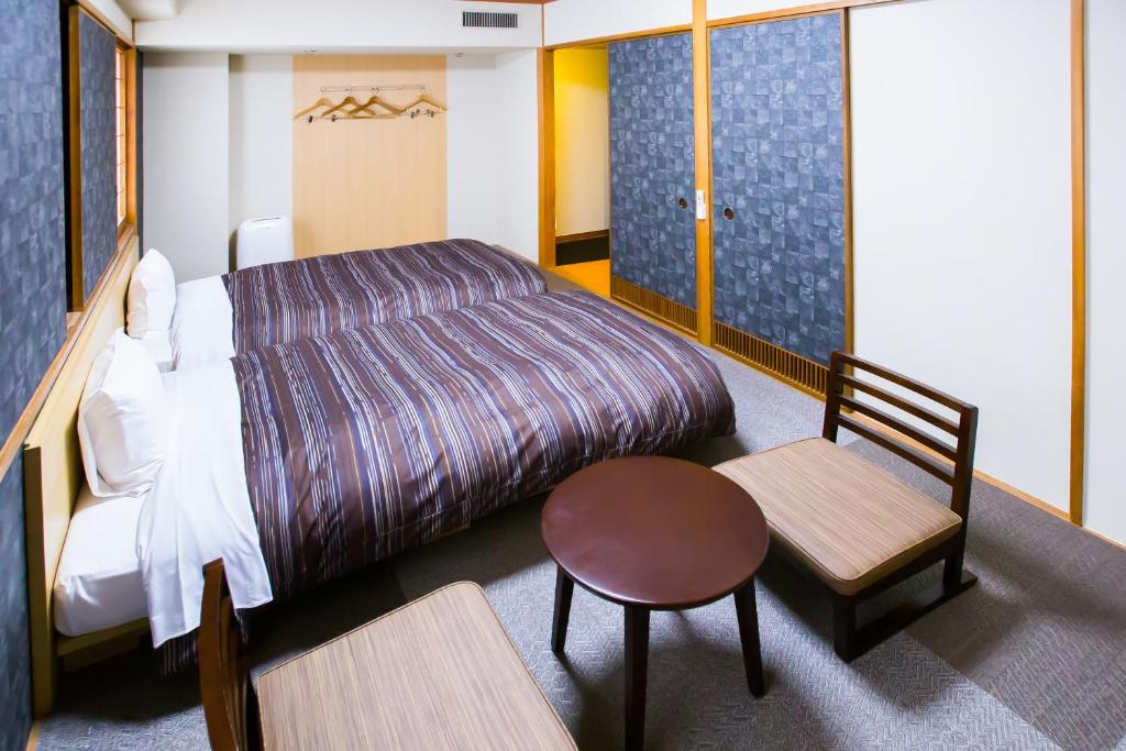Postel nebo postele na pokoji v ubytování Ark Hotel Okayama -ROUTE INN HOTELS-