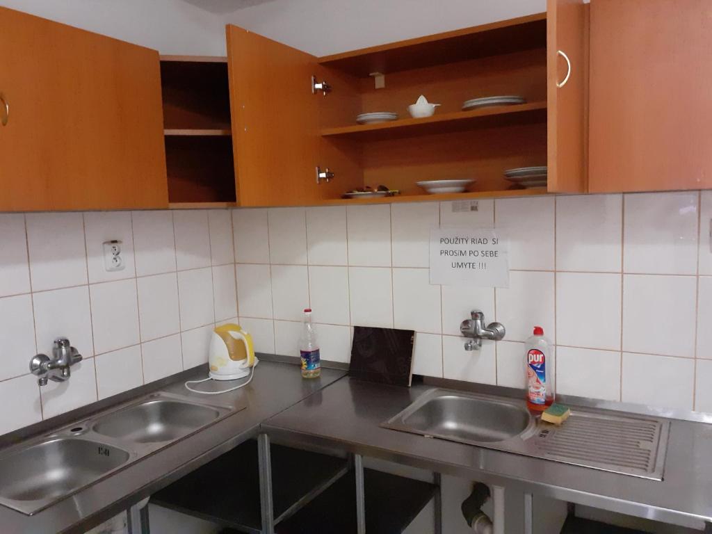 Kuchyň nebo kuchyňský kout v ubytování Ubytovňa a penzión Tavros