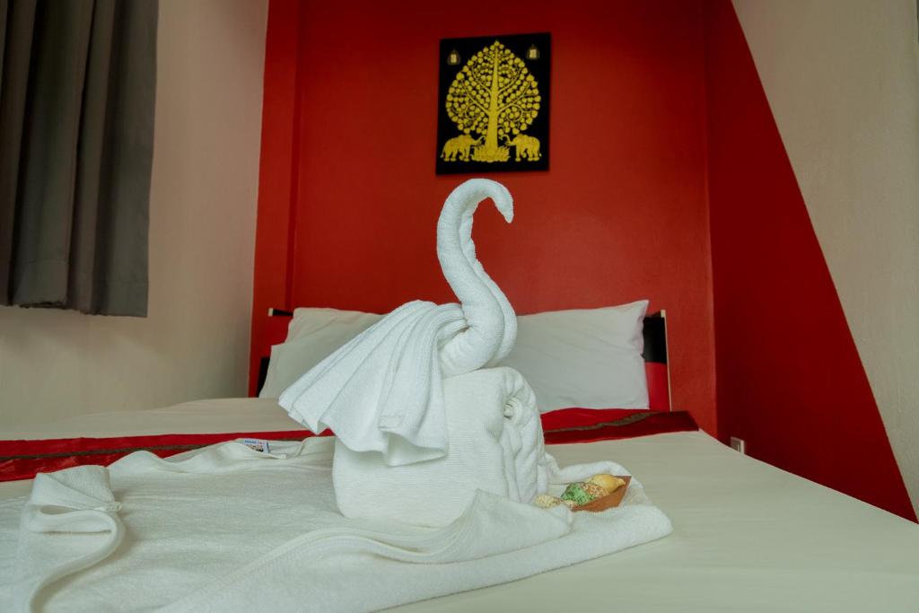 a swan made out of towels on a bed at C.Samui Guesthouse in Lamai