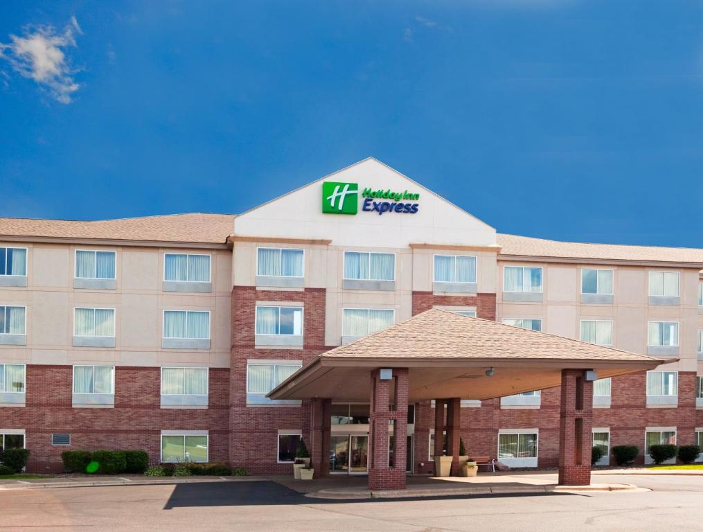 una imagen de un hotel con un cartel exprés de hilton en Holiday Inn Express St Croix Valley, an IHG Hotel, en Saint Croix Falls