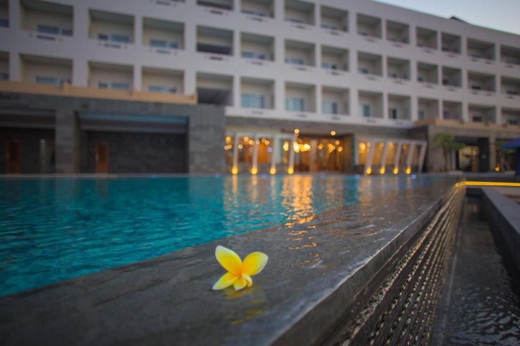 Bazén v ubytování Pollos Hotel & Gallery nebo v jeho okolí