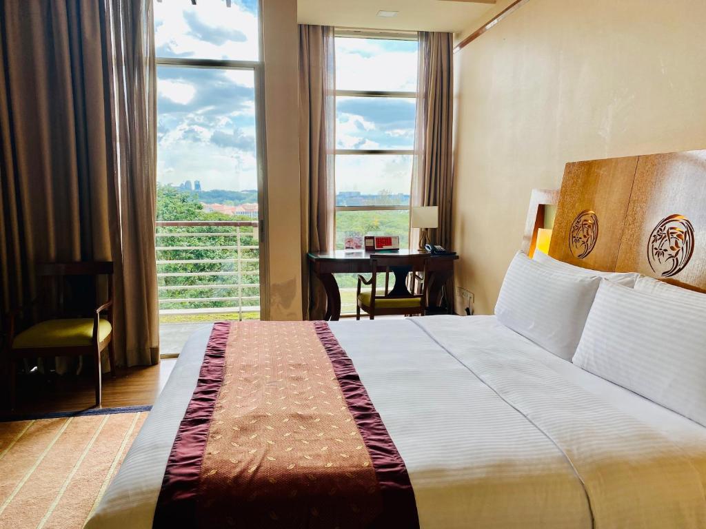 Postel nebo postele na pokoji v ubytování PULSE GRANDE Hotel Putrajaya