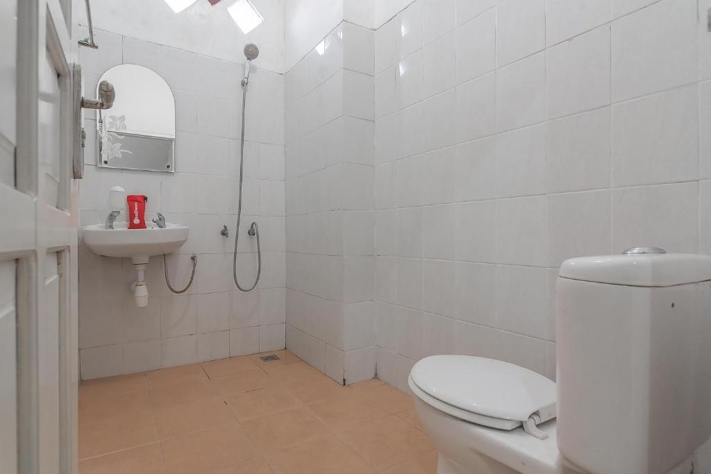 Koupelna v ubytování RedDoorz Syariah near Terminal Batu Ampar 2