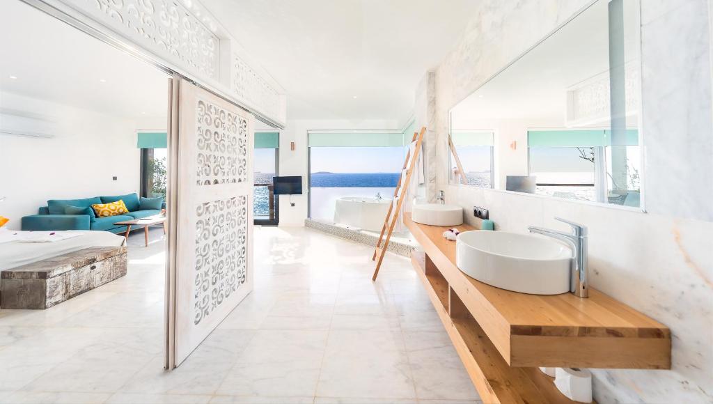 Кровать или кровати в номере Mandalina Suites