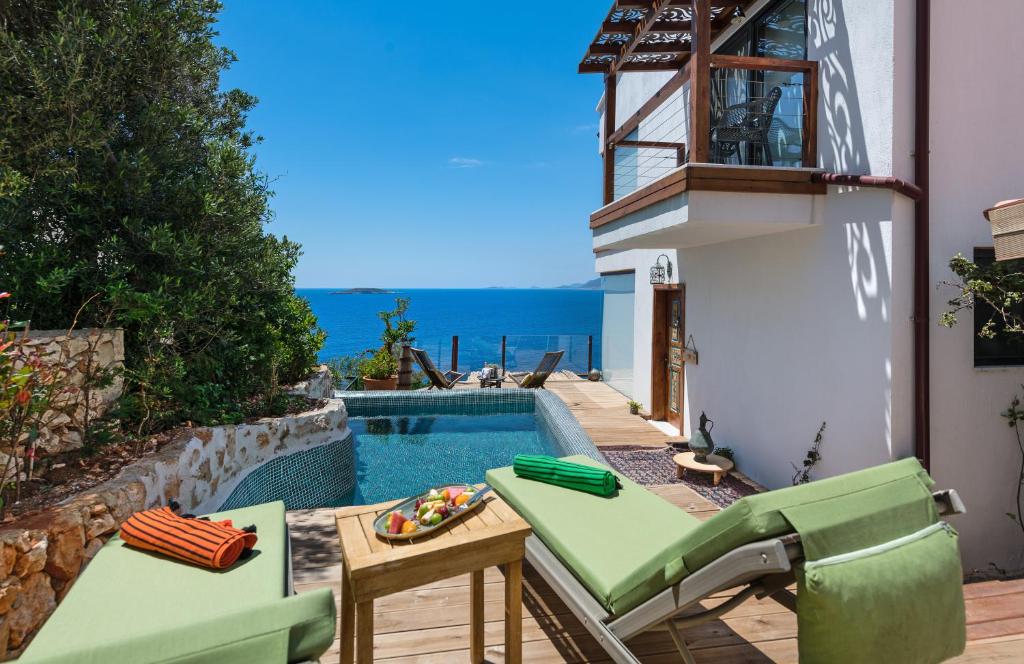 Бассейн в Mandalina Suites или поблизости