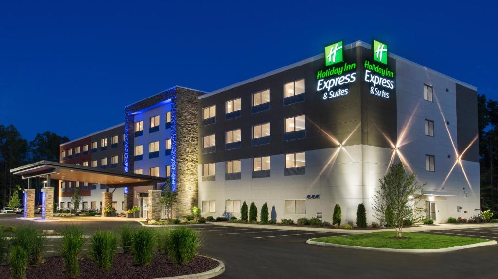 a hotel with a sign on the front of it at Holiday Inn Express & Suites Medina, an IHG Hotel in Medina