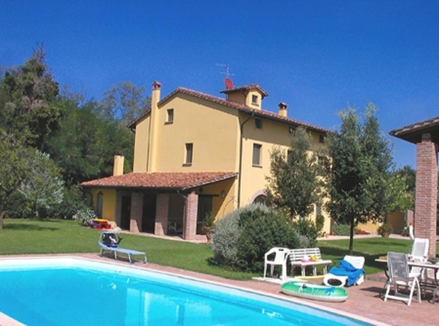 uma casa grande com uma piscina em frente em B&B Il Casolare Di Bonci em Santa Maria a Monte
