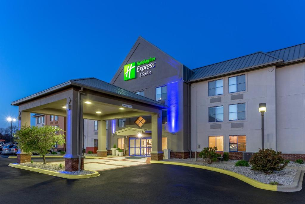 un hotel con un cartel en la parte delantera en Holiday Inn Express Scottsburg, an IHG Hotel, en Scottsburg