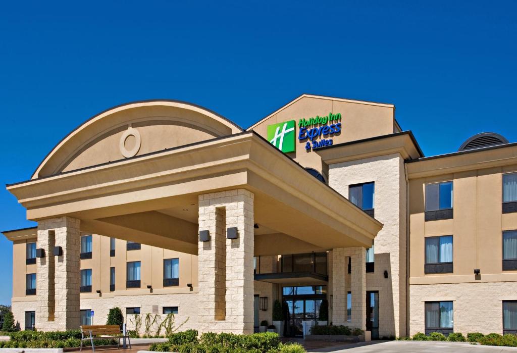 una vista frontal de un hotel en Holiday Inn Express Hotel & Suites Wichita Falls, an IHG Hotel, en Wichita Falls