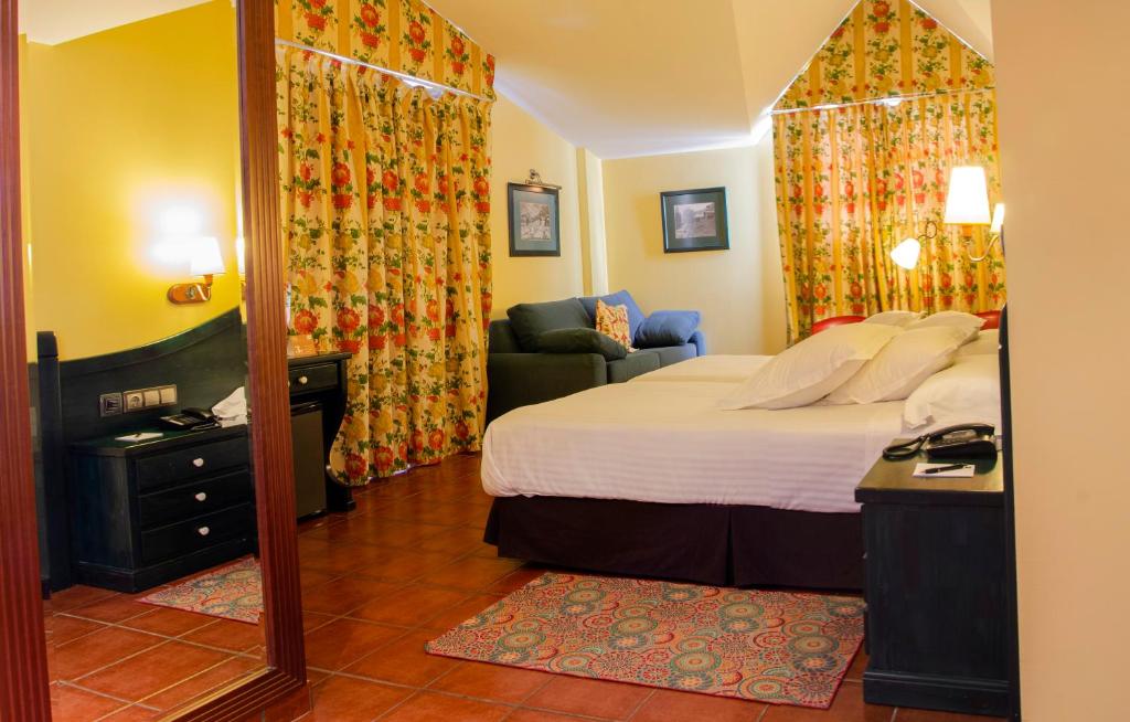 Postel nebo postele na pokoji v ubytování Ski Plaza Hotel & Wellness