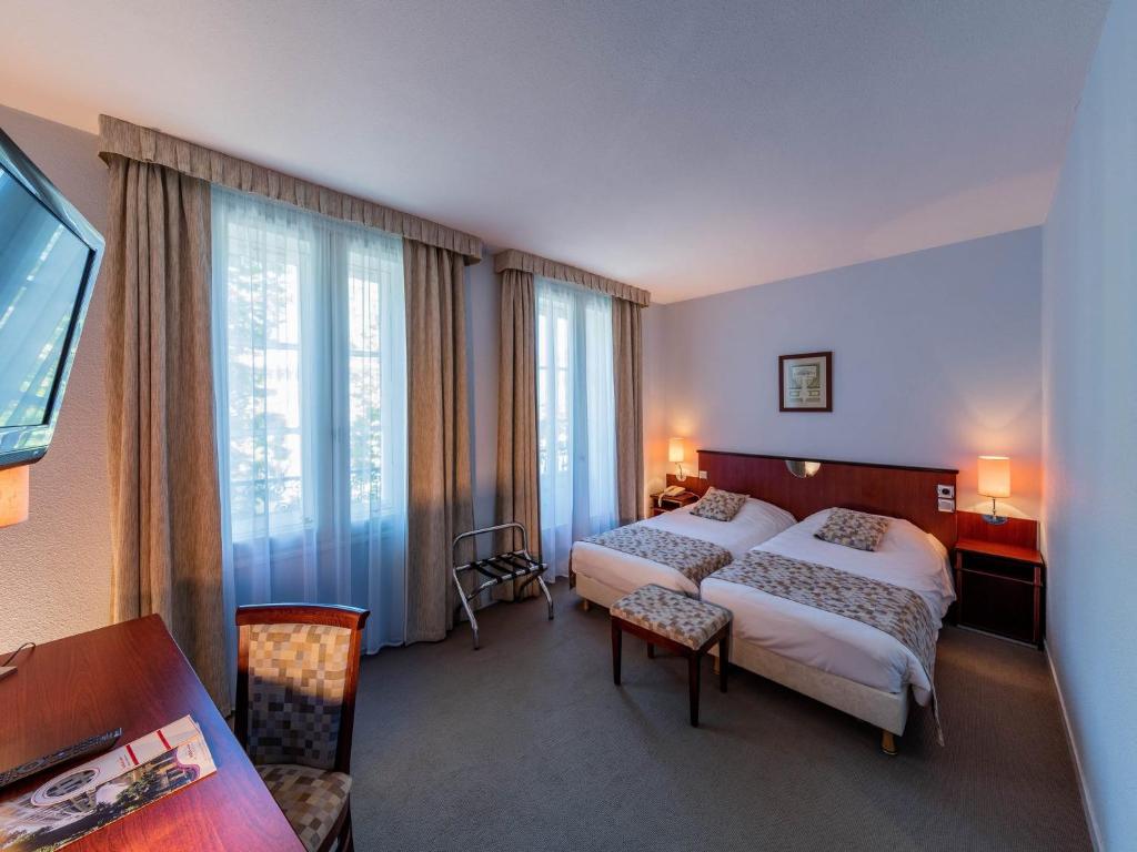 Postel nebo postele na pokoji v ubytování Noemys Neris Montlucon - hotel restaurant