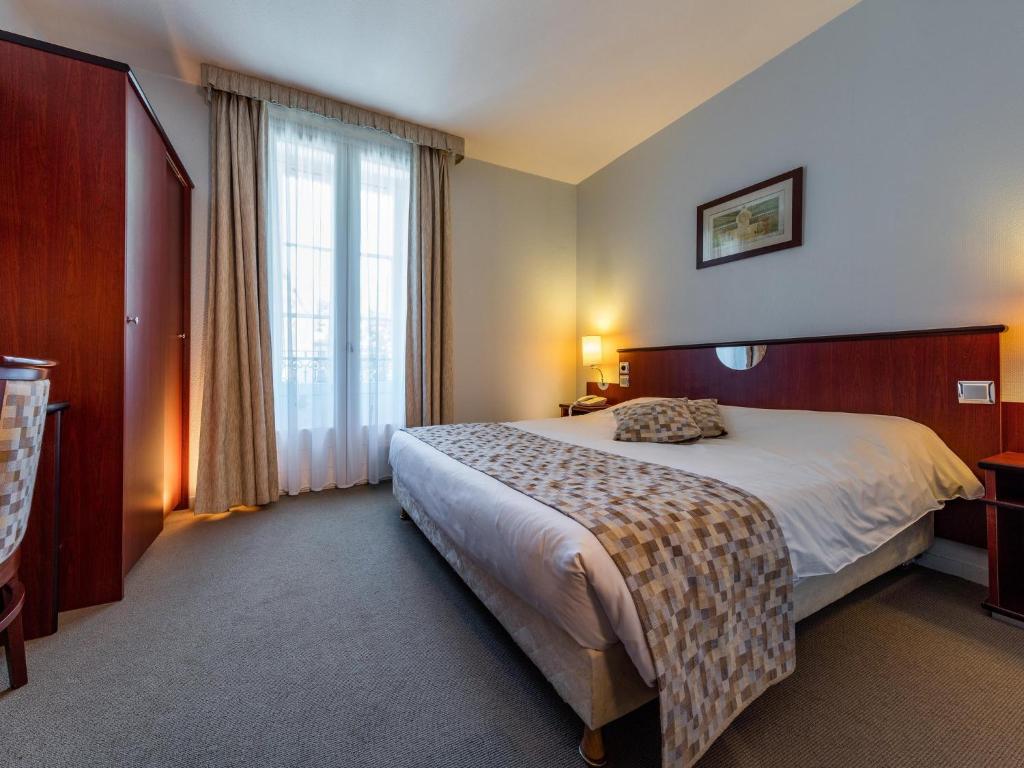 Postel nebo postele na pokoji v ubytování Noemys Neris Montlucon - hotel restaurant