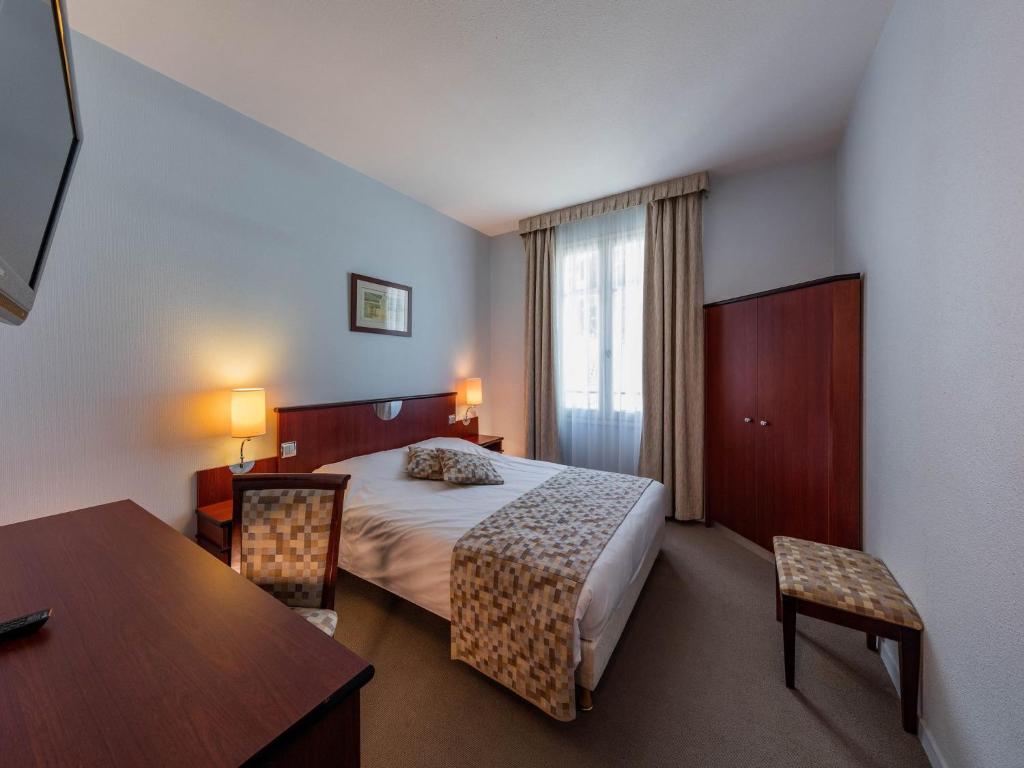 Postel nebo postele na pokoji v ubytování Noemys Neris Montlucon - hotel restaurant