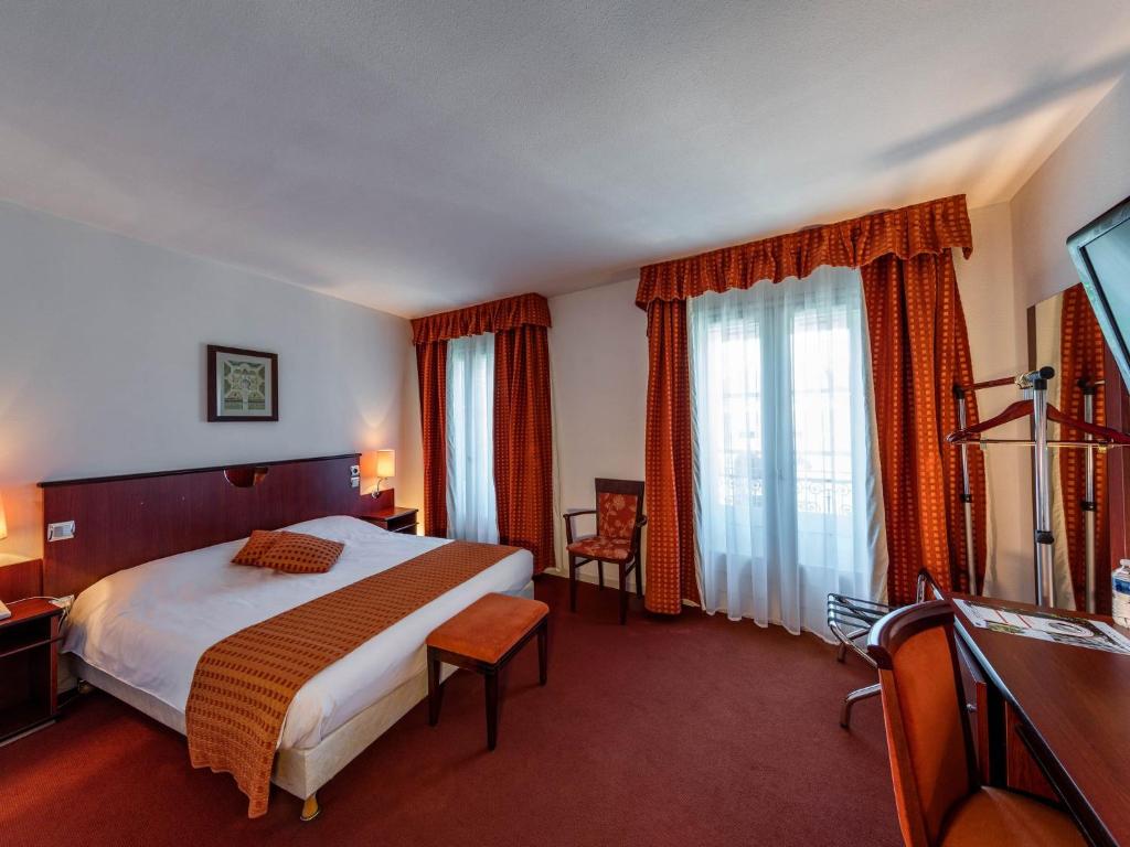 Postel nebo postele na pokoji v ubytování Noemys Neris Montlucon - hotel restaurant