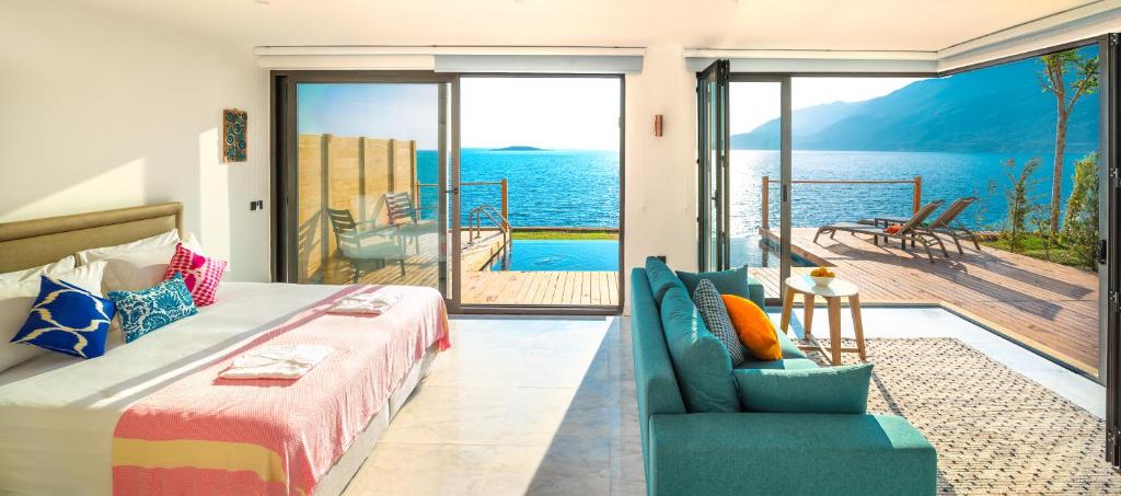 um quarto com uma cama e vista para o oceano em Mandalina Suites em Kas