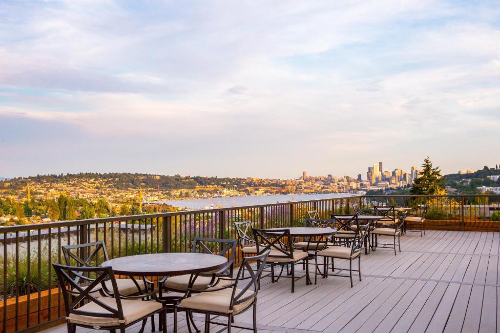 une rangée de tables et de chaises sur une terrasse avec vue dans l'établissement Staybridge Suites Seattle - Fremont, an IHG Hotel, à Seattle