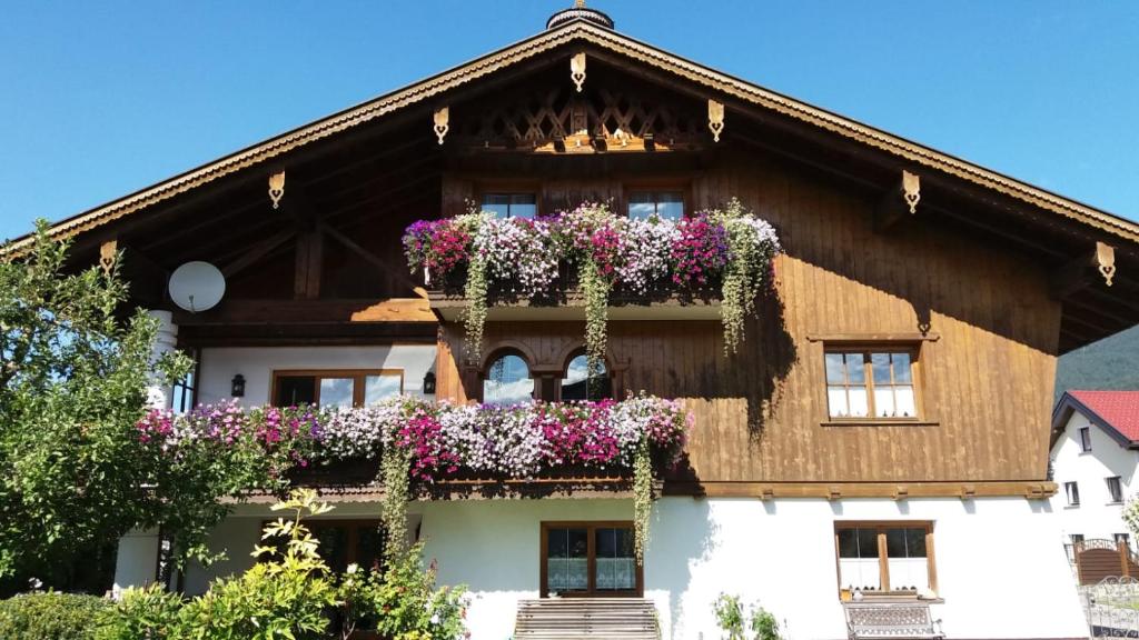 a house with flowers on the side of it at Ferienwohnung AlMa in Pflach