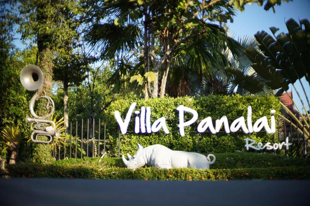 una señal para el complejo Villa Panda con un animal blanco en Villa Panalai en Nakhon Nayok