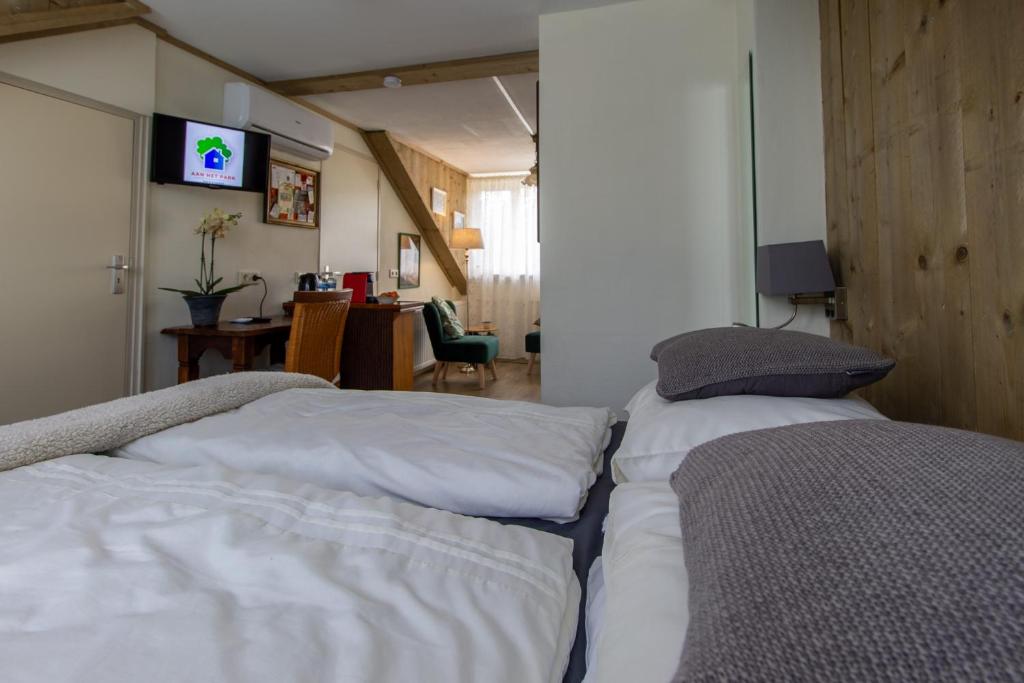 Giường trong phòng chung tại B&B Aan het Park Eindhoven
