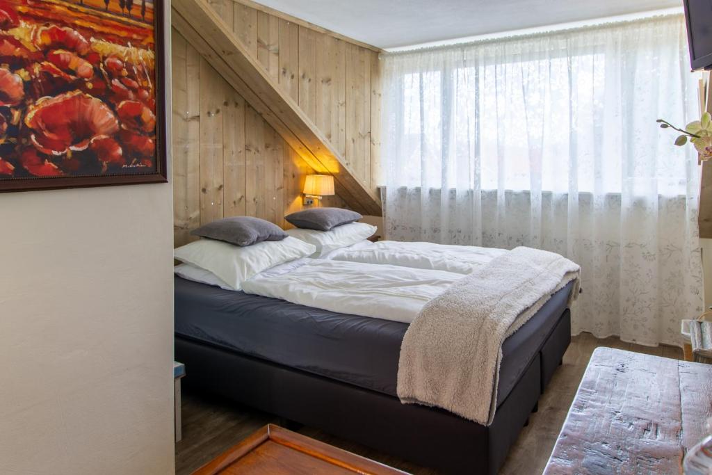 een slaapkamer met een groot bed in een kamer bij B&B Aan het Park Eindhoven in Eindhoven