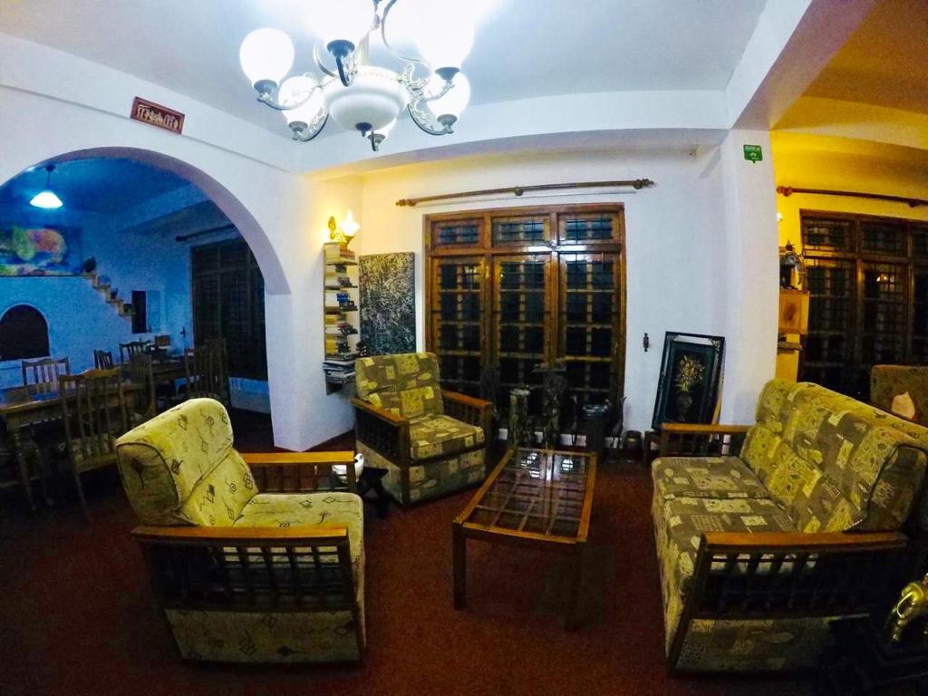 Posezení v ubytování New Royal Mount Hotel