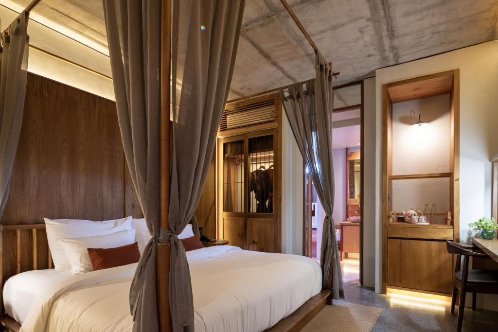 Postel nebo postele na pokoji v ubytování Hotel Gahn Khaolak