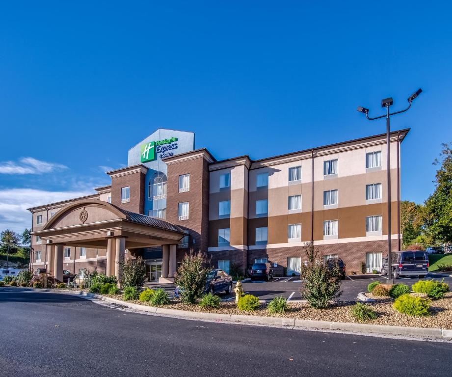 una imagen de un edificio de hotel con aparcamiento en Holiday Inn Express & Suites Wytheville, an IHG Hotel, en Wytheville