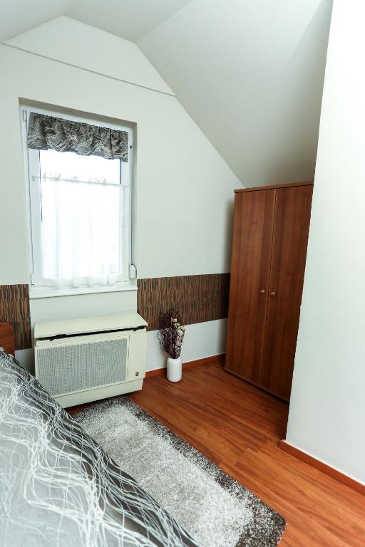 Posteľ alebo postele v izbe v ubytovaní GÁRDI APARTMAN