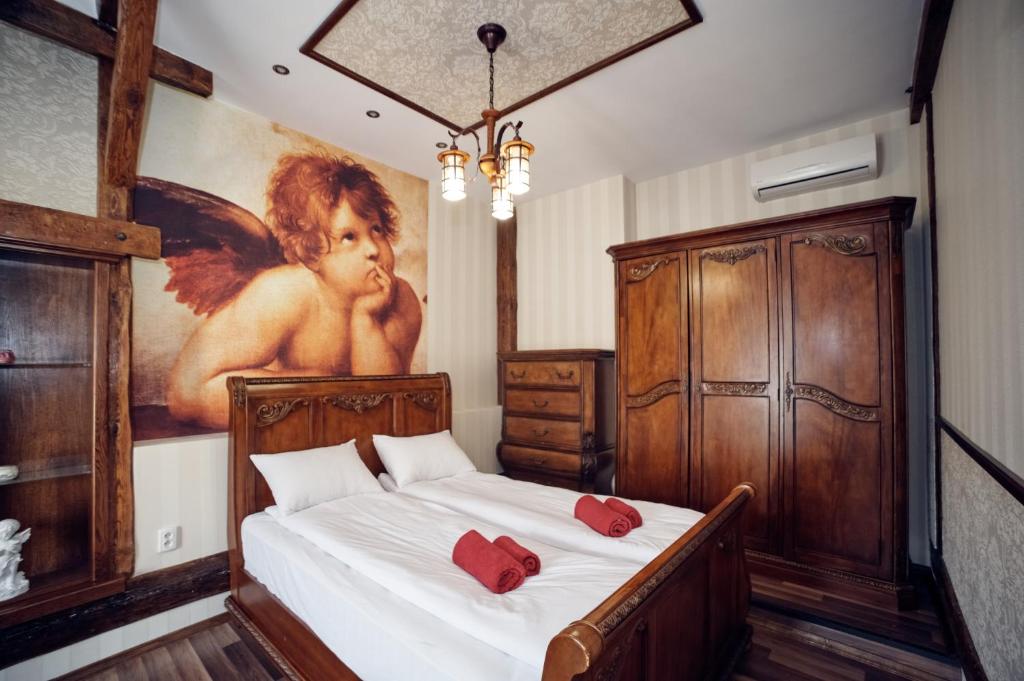 een slaapkamer met een bed met een schilderij aan de muur bij the spirit of Lviv in the apartments in Lviv
