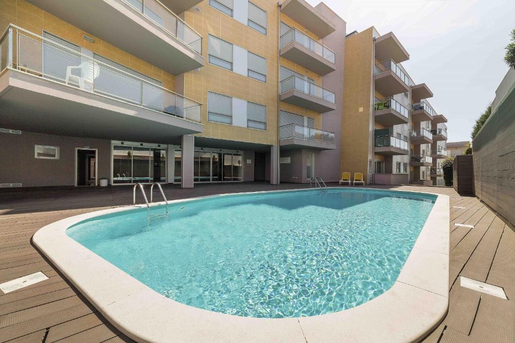 una piscina frente a un edificio en Baia Residence 3 - Holiday Apartments - By SCH en São Martinho do Porto