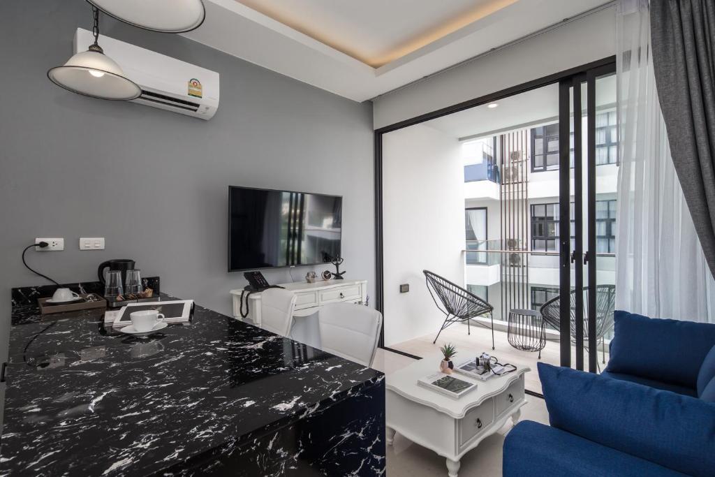 TV a/nebo společenská místnost v ubytování Palmyrah Surin Beach Residence